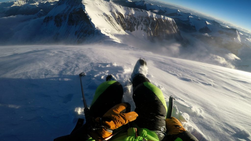 Kilian Jornet presenta la película de su doble ascensión al Everest